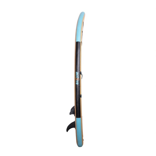 Álló paddleboard oldalsó nézete, világoskék oldallal, fekete vonallal és fekete uszonnyal.