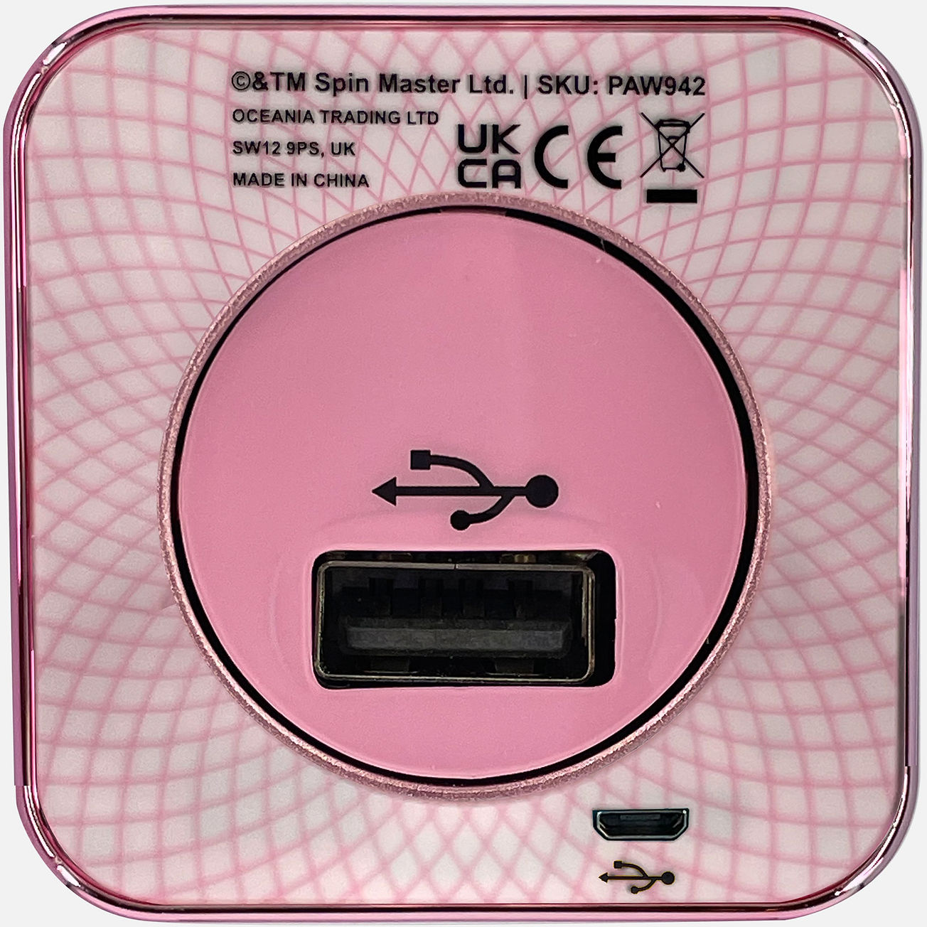 Appareil carré rose avec ports USB et de chargement, avec texte et marque.