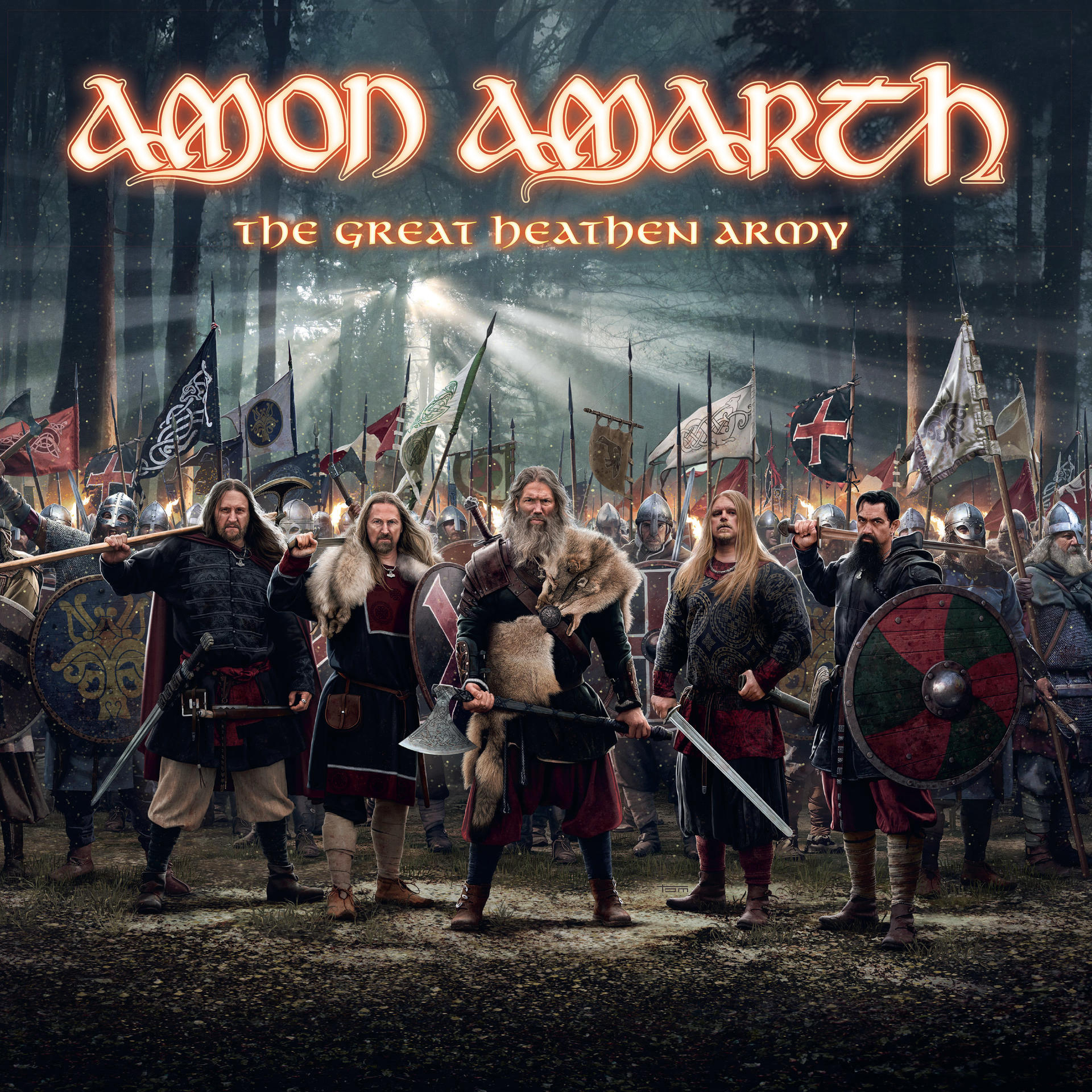Wikinger-Band mit Waffen in einem Wald, Titel AMON AMARTH, Banner THE GREAT HEATHEN ARMY.