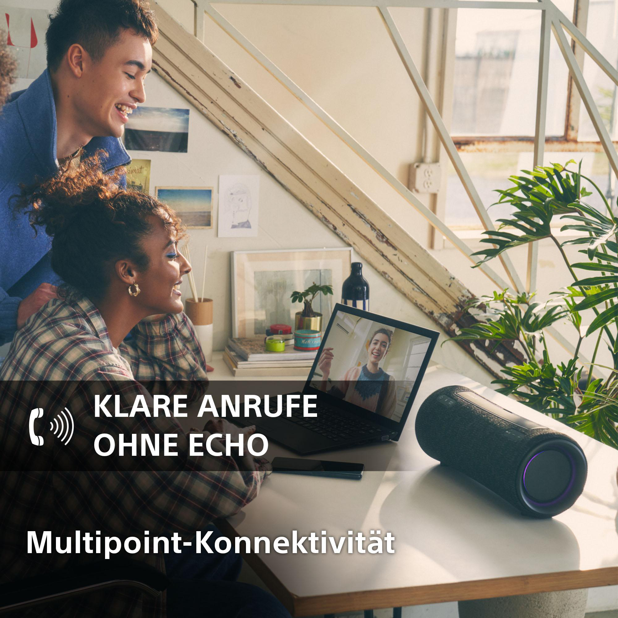 Menschen in einem Raum mit Laptop, Lautsprecher und Textüberlagerungen.
