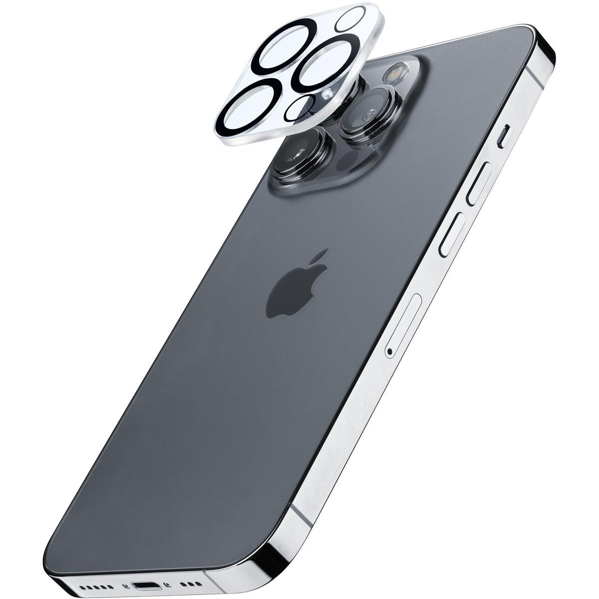 Ein graues iPhone mit einer Schutzlinse. Das Telefon befindet sich auf weißem Hintergrund.