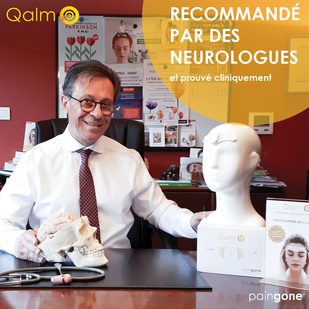 Een dokter toont een schedel en een hersenmodel, met een product tegen migraine in de buurt.