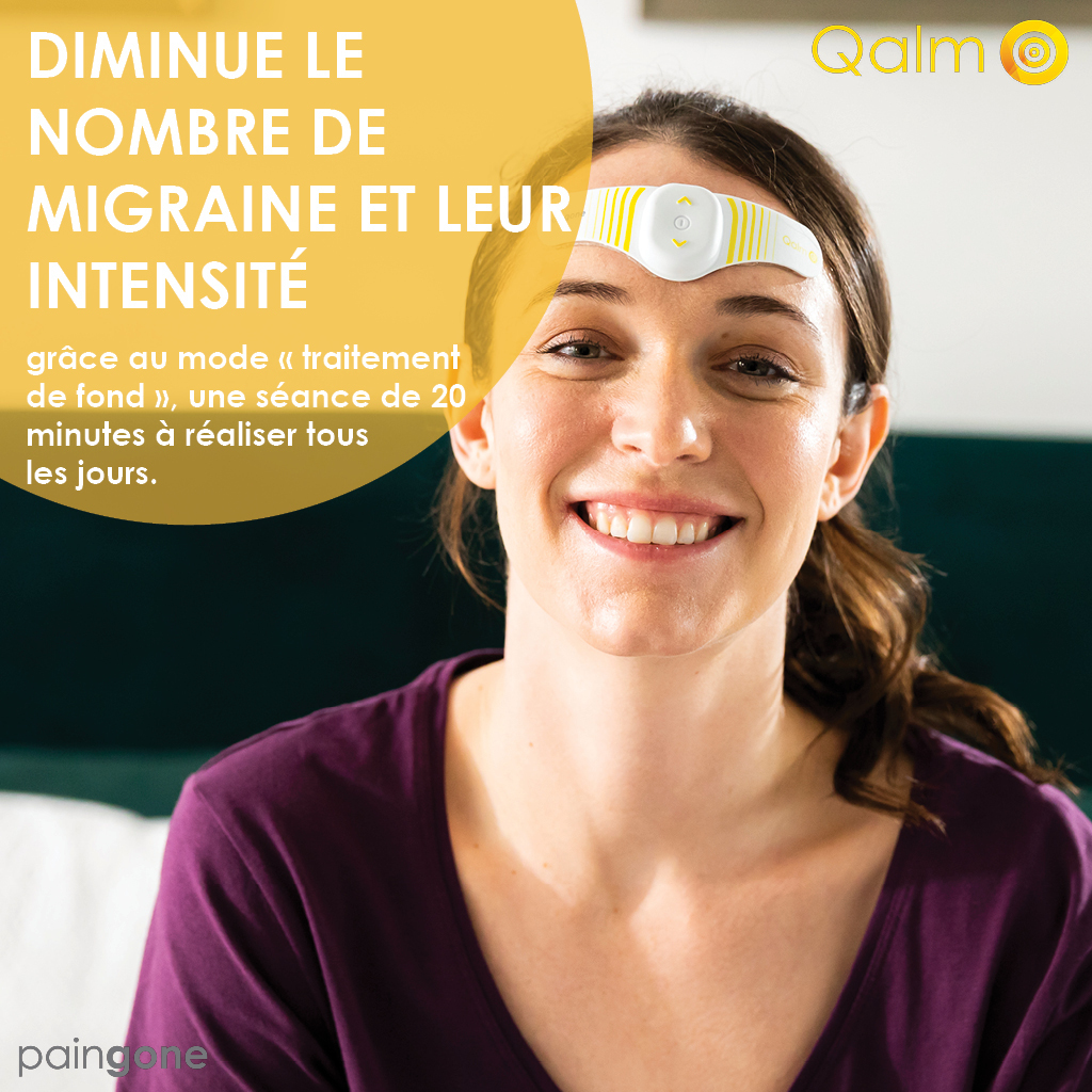 Vrouw met hoofdband lacht, Franse tekst over het verminderen van migraine.
