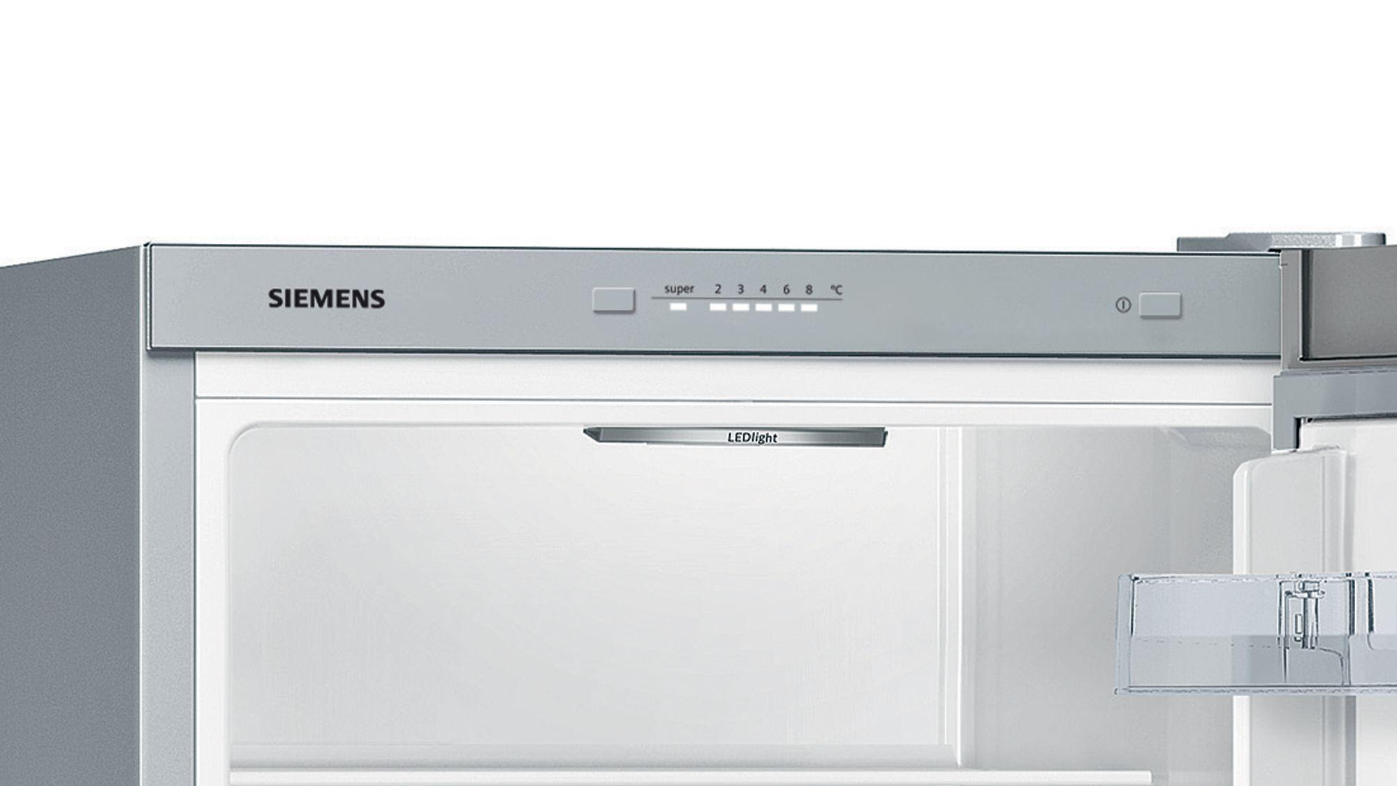 Offener Kühlschrank mit Innenansicht, Siemens-Logo oben. Temperatureinstellungen sind sichtbar. LED-Licht innen.