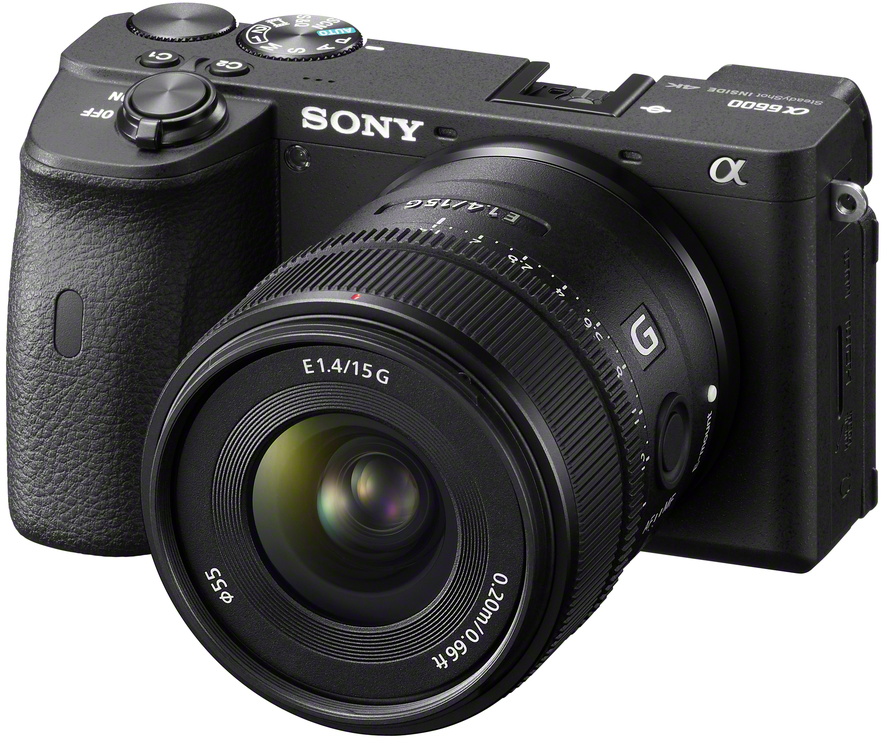Eine schwarze Sony-Kamera mit Objektiv. Nahaufnahme, Objektiv ist fokussiert.