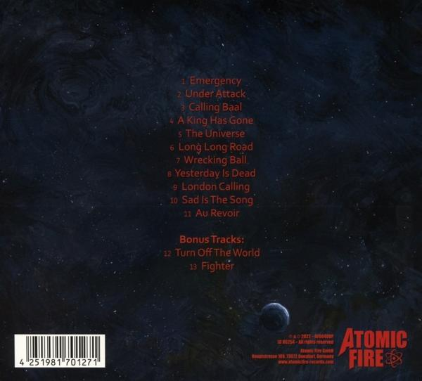 CD-Cover mit Titelliste auf dunklem Hintergrund mit Sternen. Atomic Fire Band Logo.