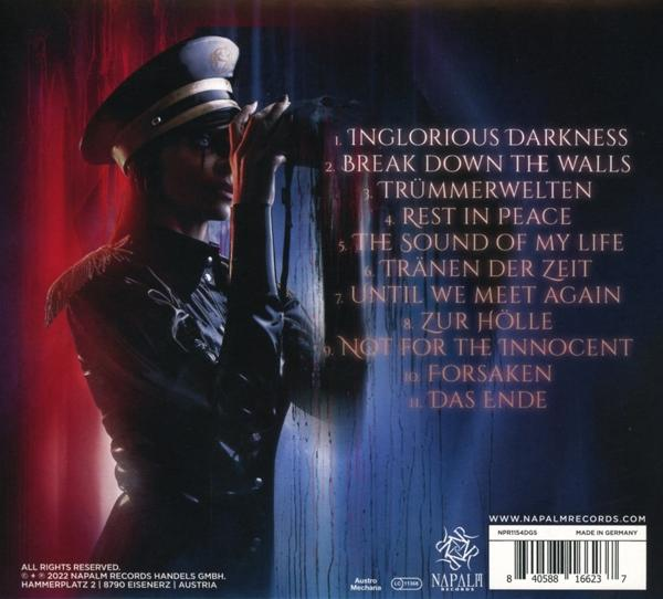 Eine Frau in militärischem Uniformstil blickt durch ein Fernglas auf einem CD-Cover mit Songtiteln.