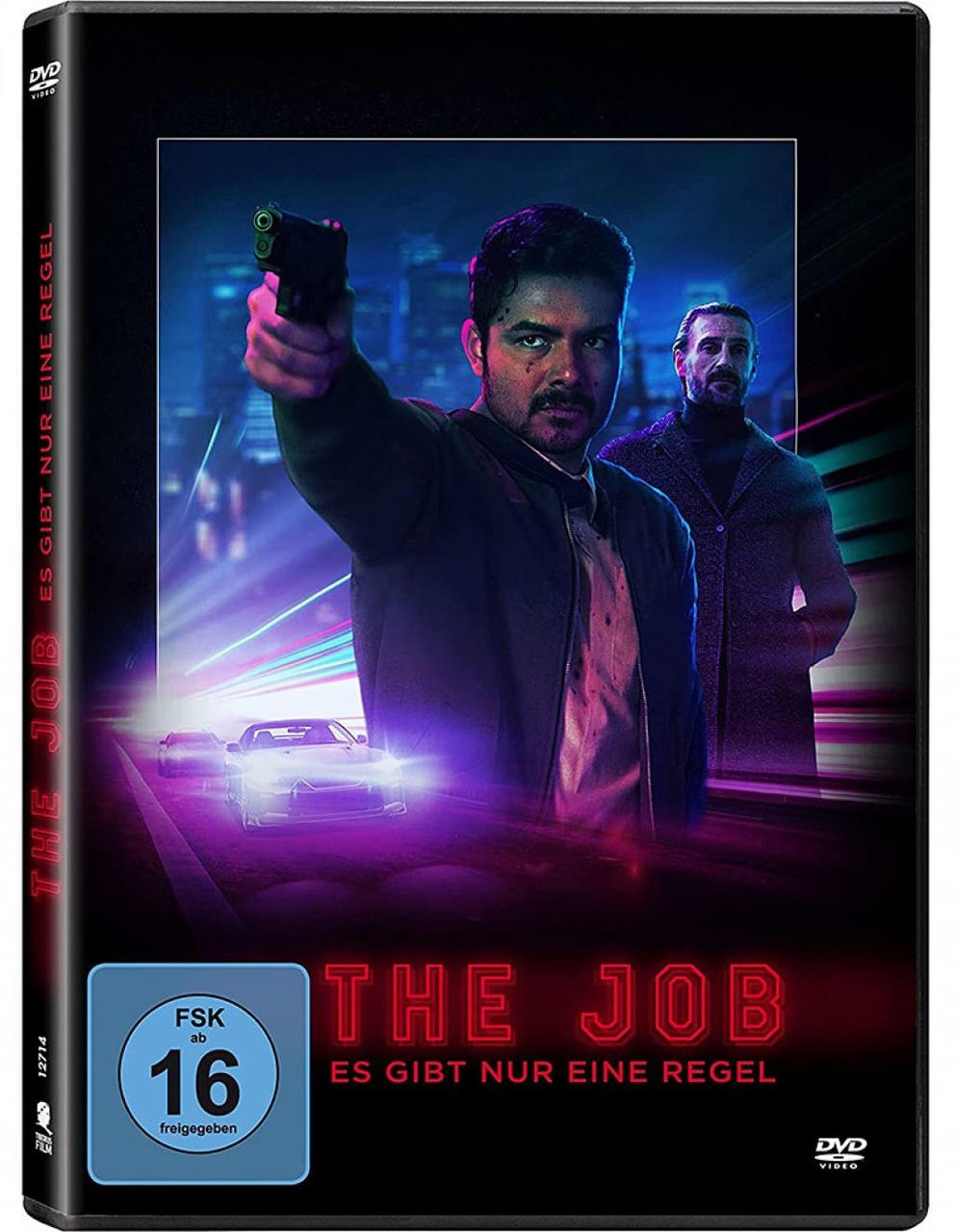 DVD-Cover eines Films: Ein Mann, der eine Waffe zeigt, ein anderer Mann im Hintergrund.