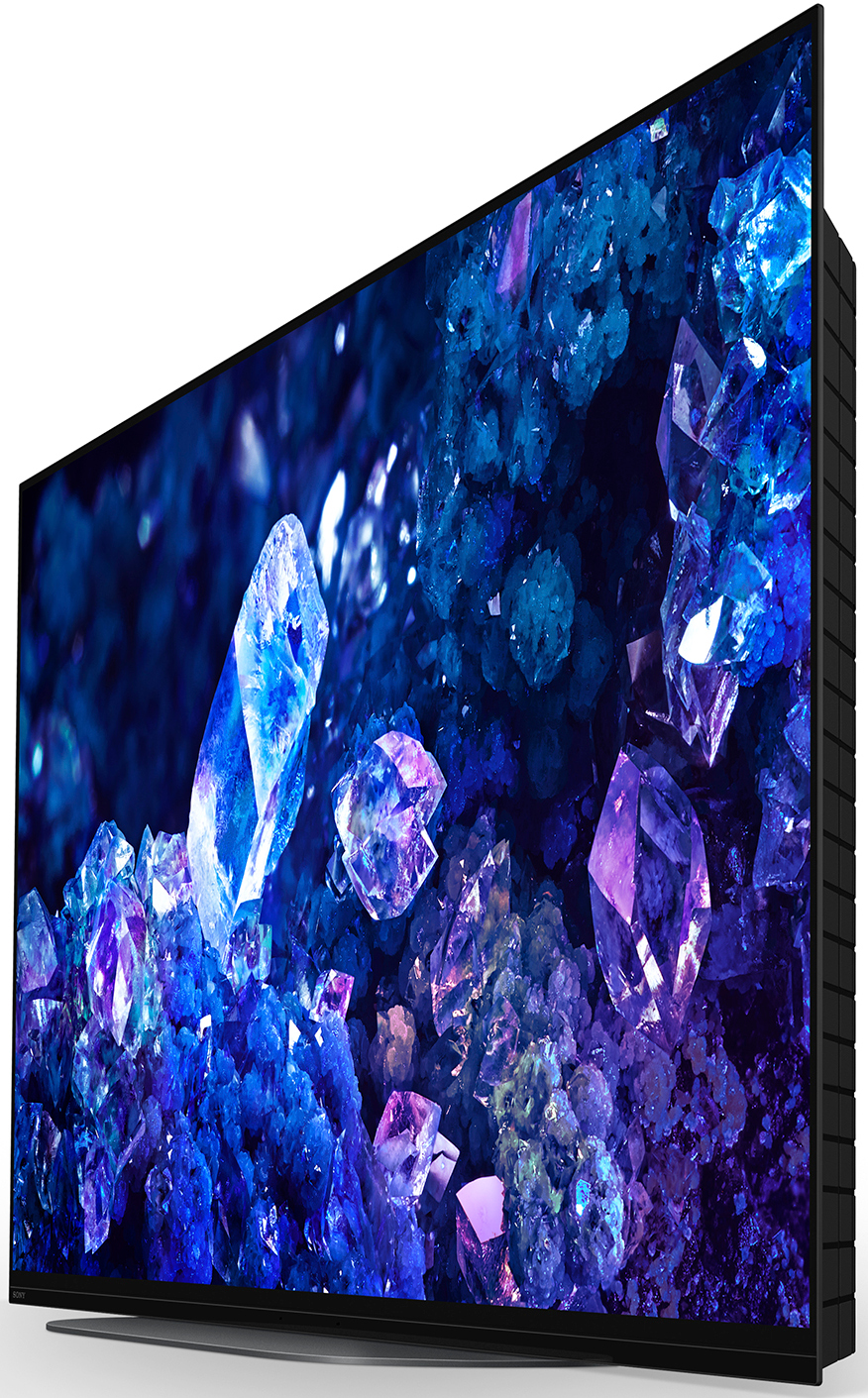 Un grand téléviseur noir affiche une image de cristal. L'écran a un bord noir. Le fond est blanc.