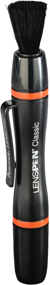 Un stylo de nettoyage d'objectif noir. Il a une brosse noire en haut et une bande orange. La marque est visible.