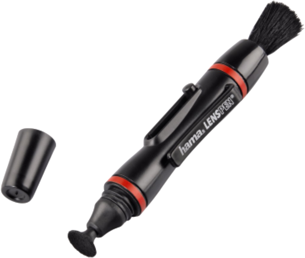 Un stylo de nettoyage d'objectif noir avec une brosse et un tampon de nettoyage, avec un bouchon noir à côté.