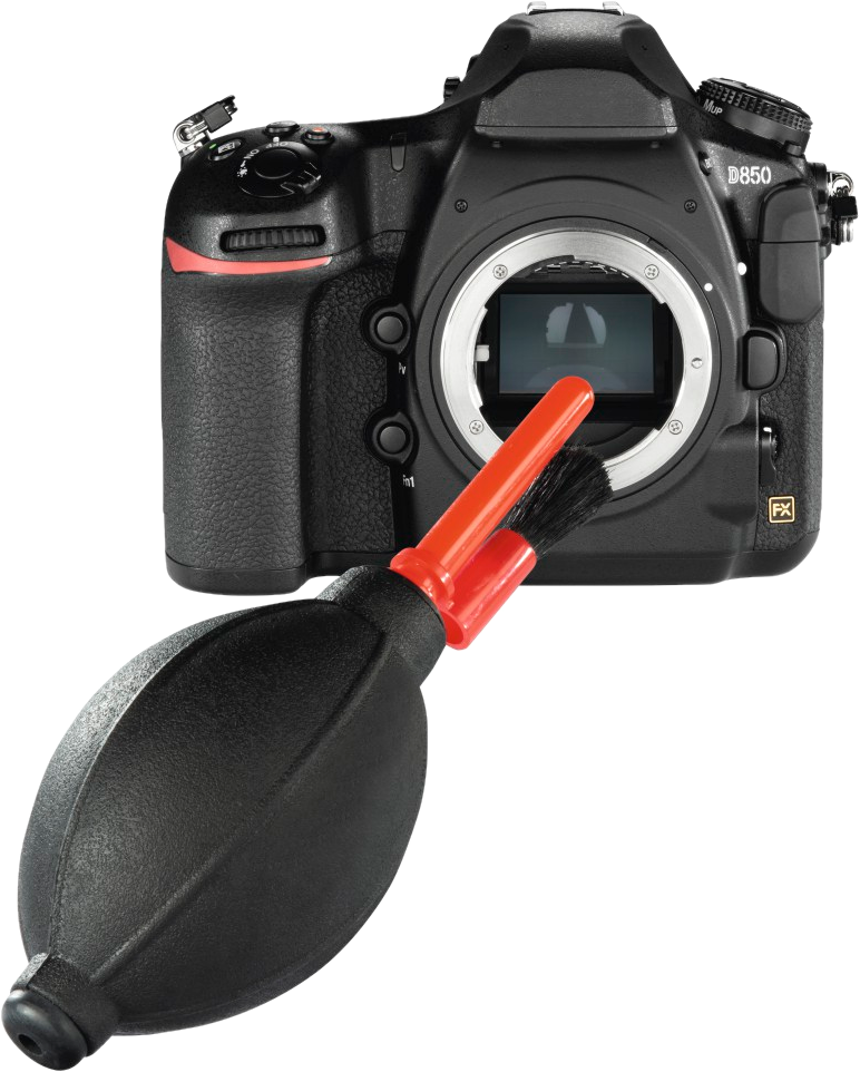 Appareil photo reflex numérique noir avec brosse et soufflet sur fond blanc.