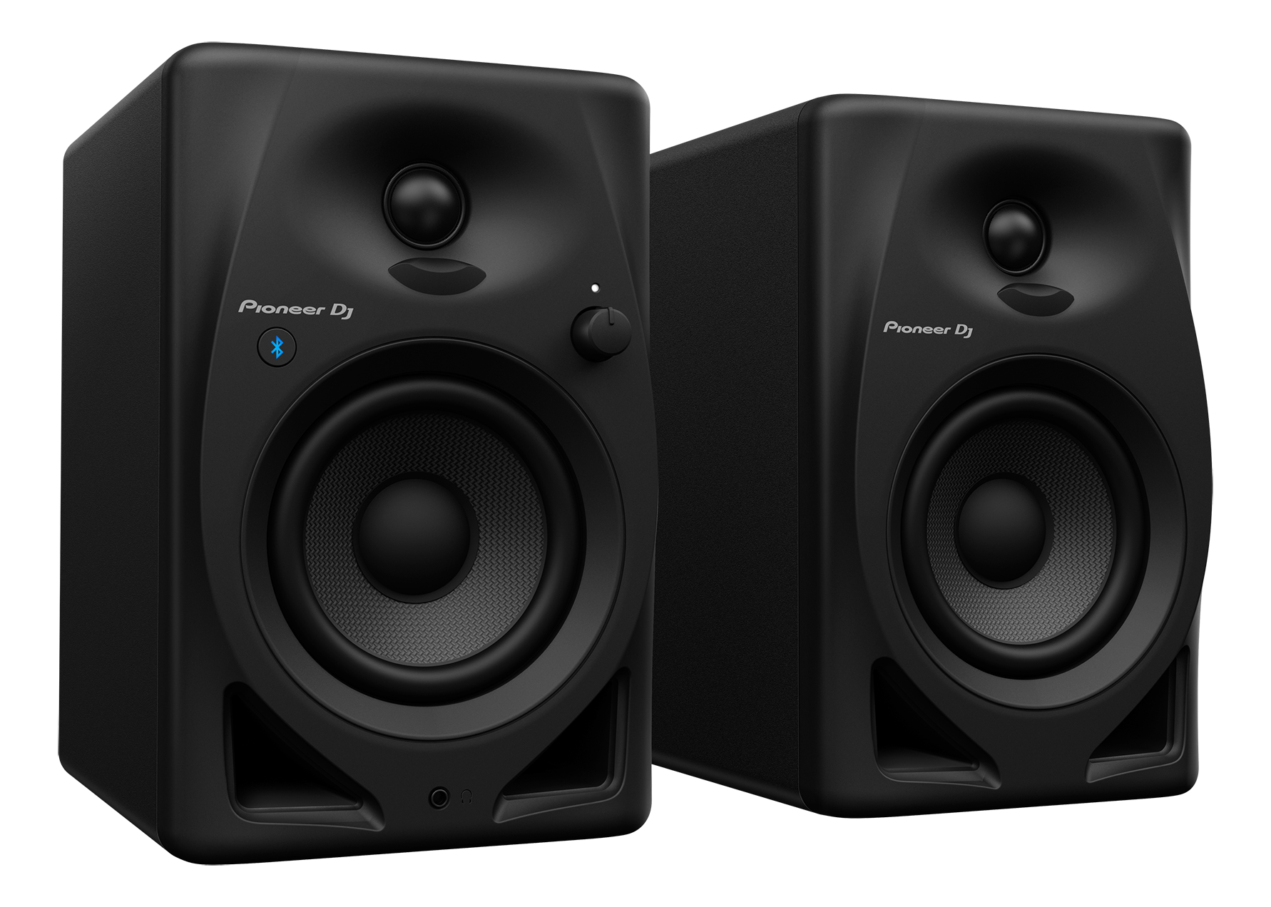 Zwei schwarze Pioneer DJ-Lautsprecher. Die Lautsprecher haben große schwarze Membranen und Lautstärkeregler.