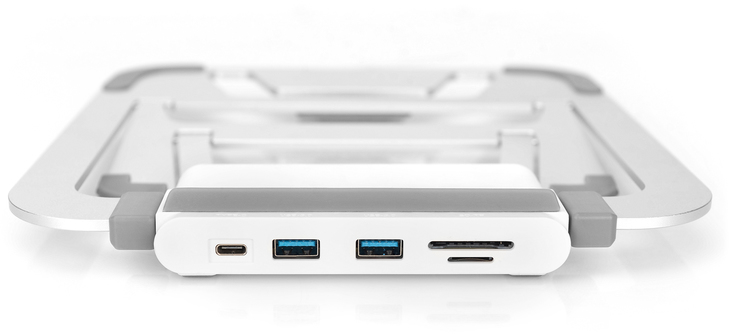 Ein weißer Multiport-Adapter mit USB-Anschlüssen und Kartenleser, schräge Ansicht auf weißem Hintergrund.