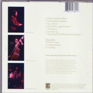 CD-Rückseite: drei Fotos, Trackliste und Credits. Weißer Hintergrund, Textdetails.