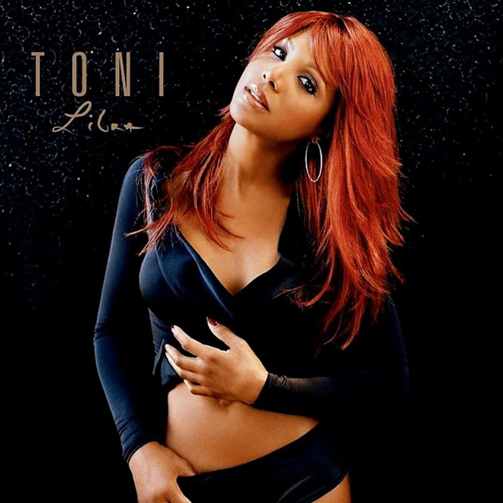 Toni Braxton Albumcover, Frau mit roten Haaren, schwarzem Kleid und dunklem Hintergrund.