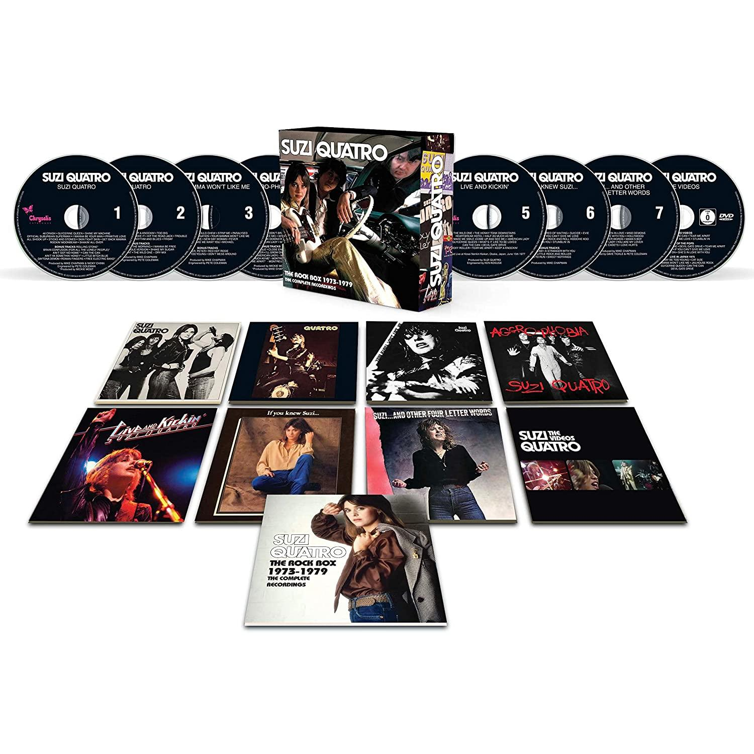 Suzi Quatro Musikbox-Set. Alben und CDs. CDs und Albumcover angeordnet. Weißer Hintergrund.