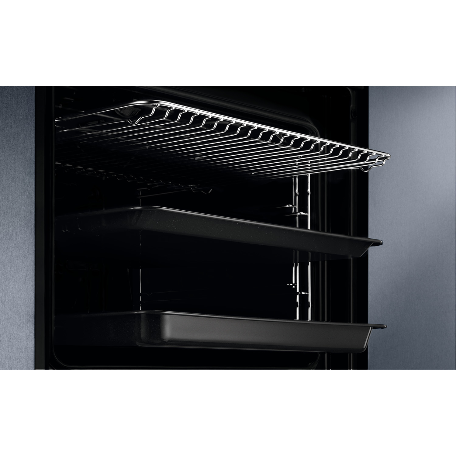 All'interno di un forno con due teglie nere e una griglia. L'interno è scuro. Sfondo grigio.