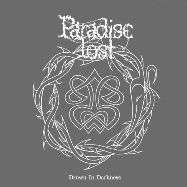 Paradise Lost logó: fehér szöveg egy fehér embléma körül szürke háttéren.