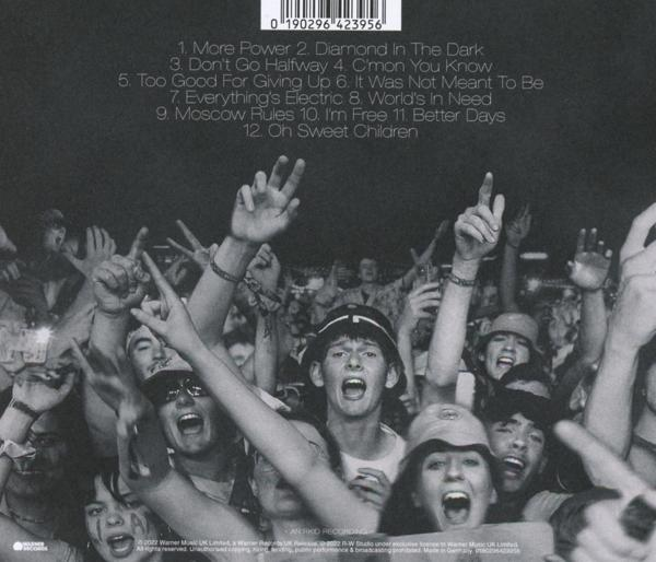 Albumcover: Menge bei einem Konzert, mit Songtiteln.