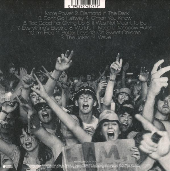 Dos d'un album de concert avec une foule de personnes les mains levées.