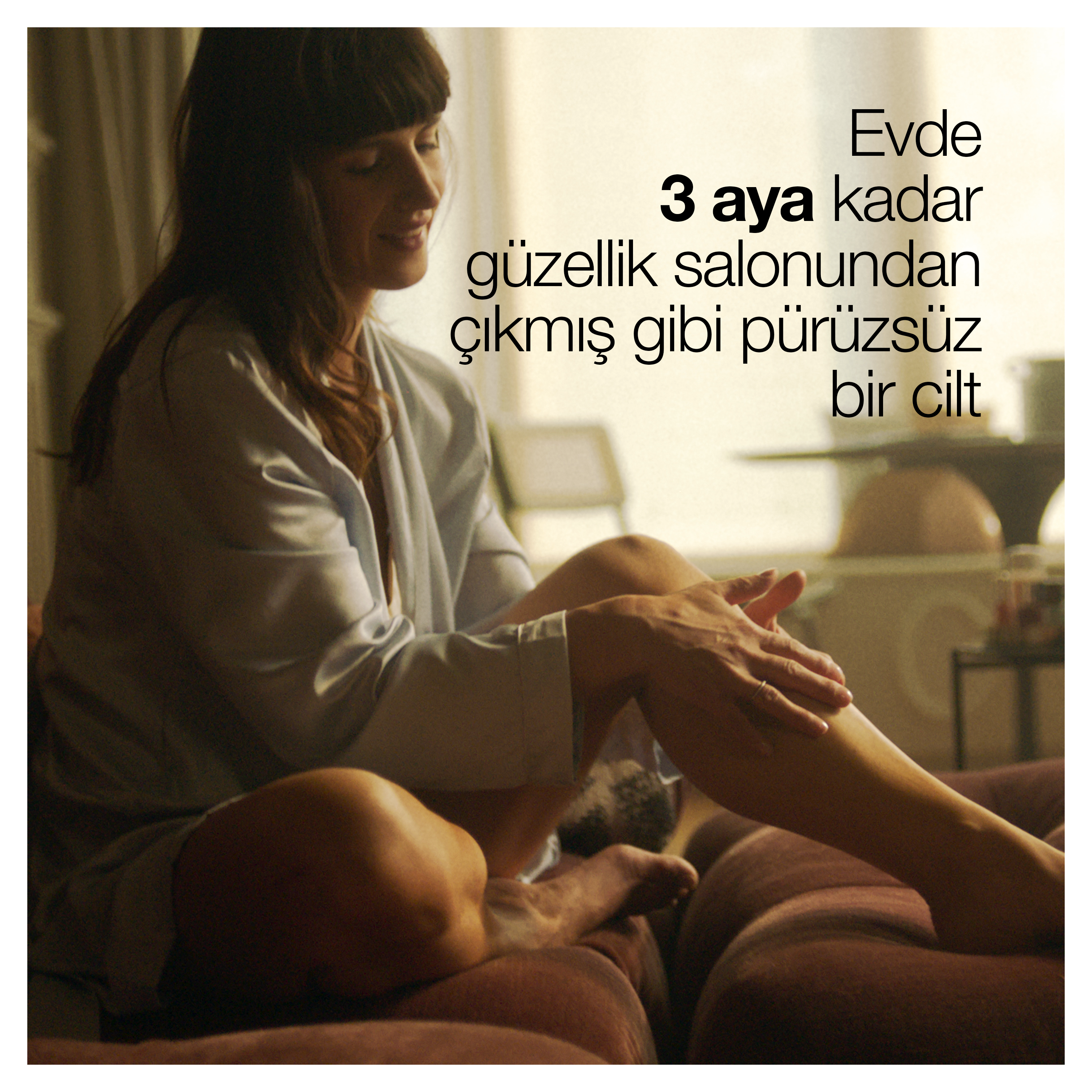 Bacağina losyon süren kadın. Türkçe metin: 3 aya kadar pürüzsüz cilt.