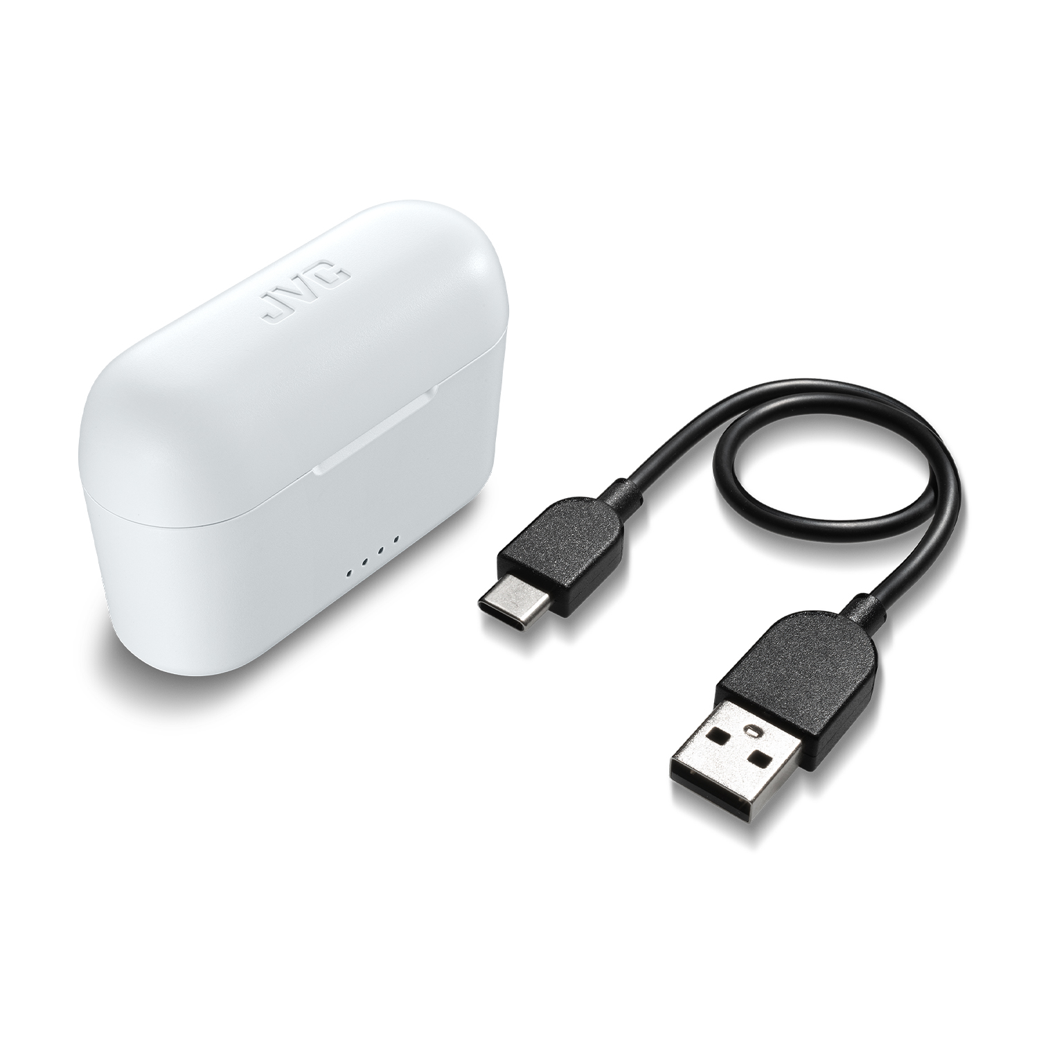 Custodia di ricarica bianca per auricolari JVC e cavo di ricarica USB-C nero su superficie bianca.