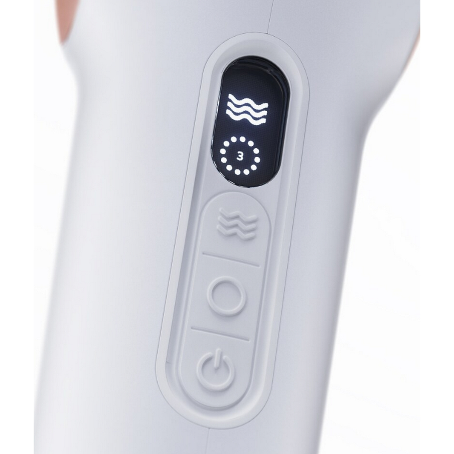 Primer plano de una herramienta de peinado blanca con botones de control. Símbolos de onda, calor y encendido visibles.