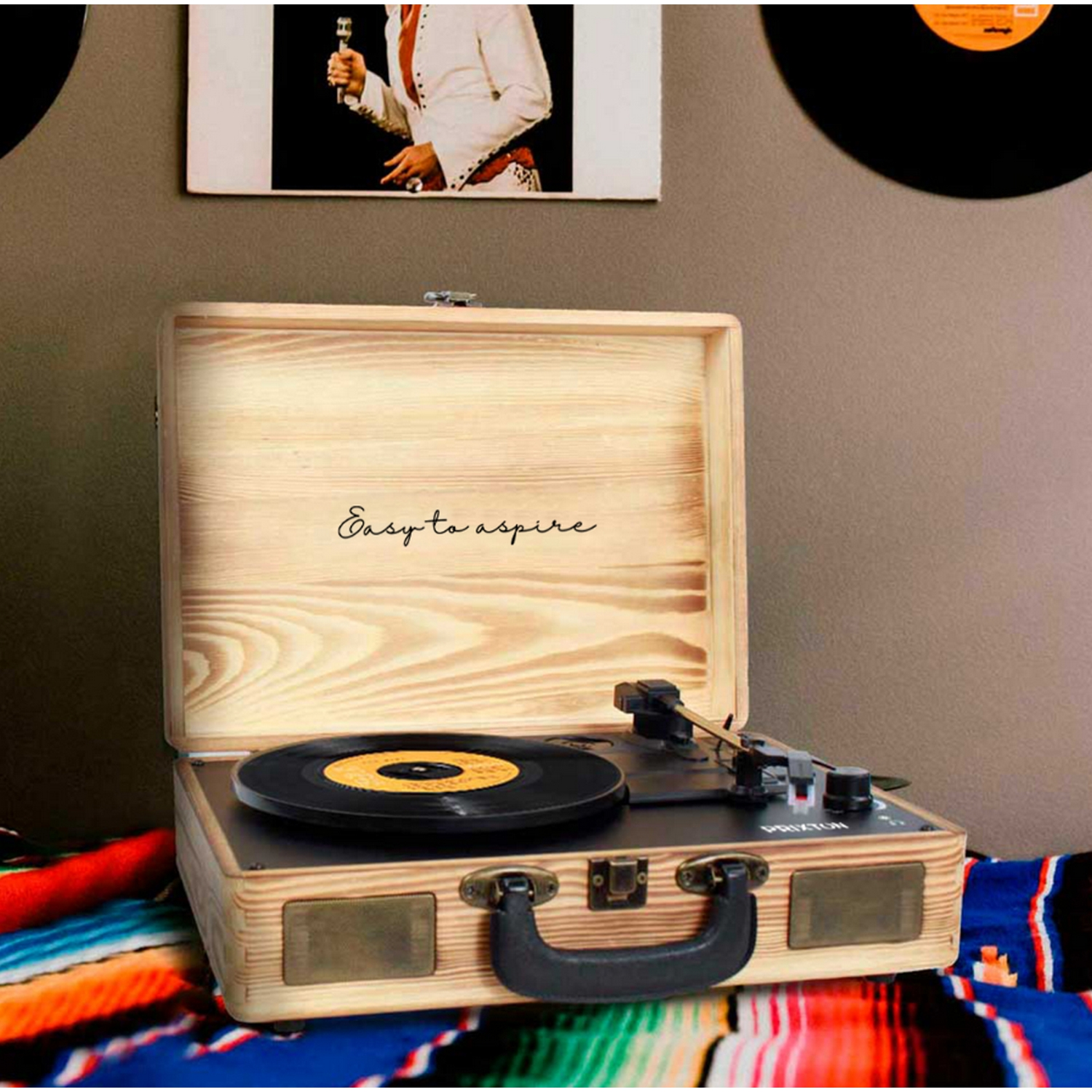 Un tocadiscos de madera con un disco de vinilo y una pintura en el fondo.