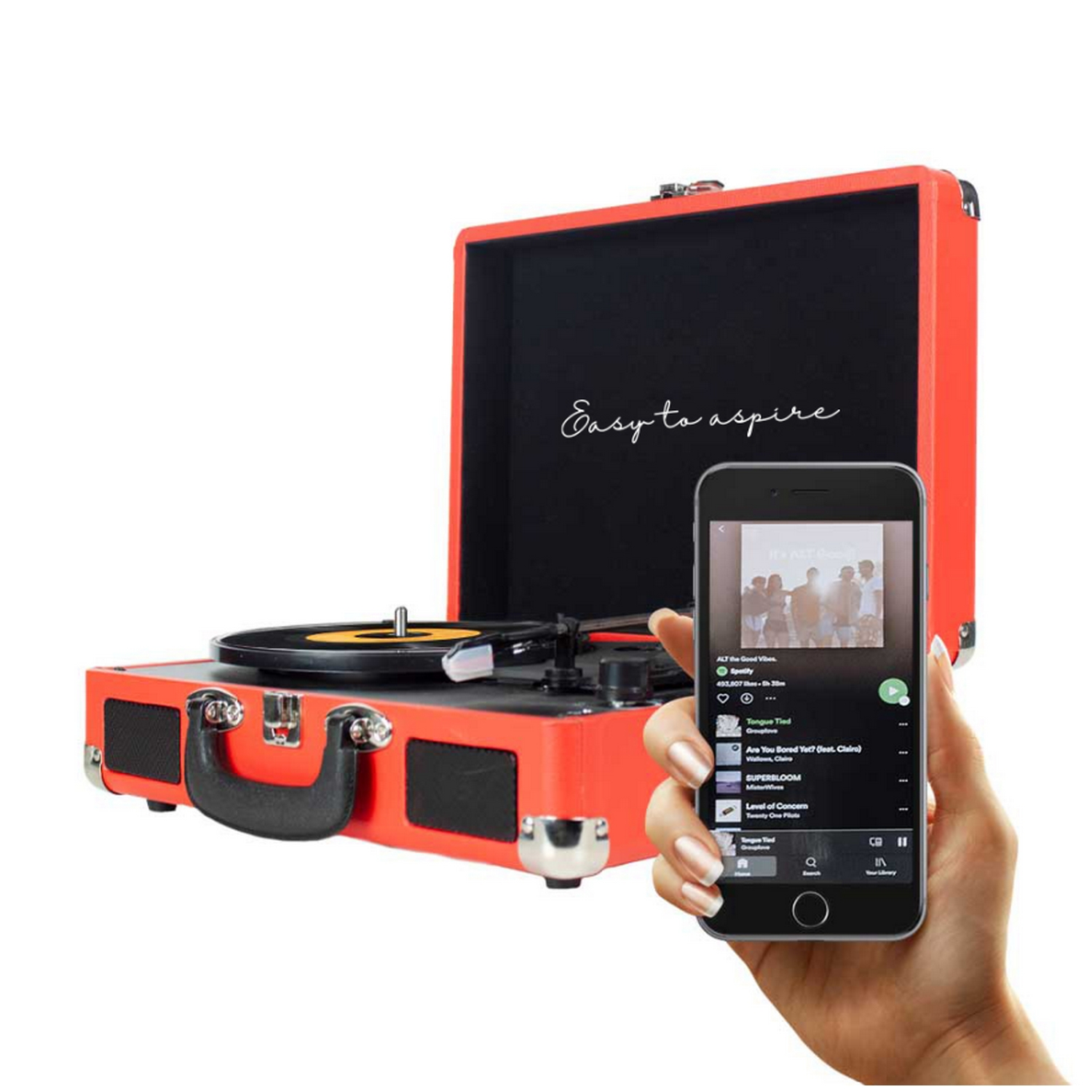Tocadiscos rojo y negro con un teléfono que muestra una aplicación de música, sostenido por una mano.