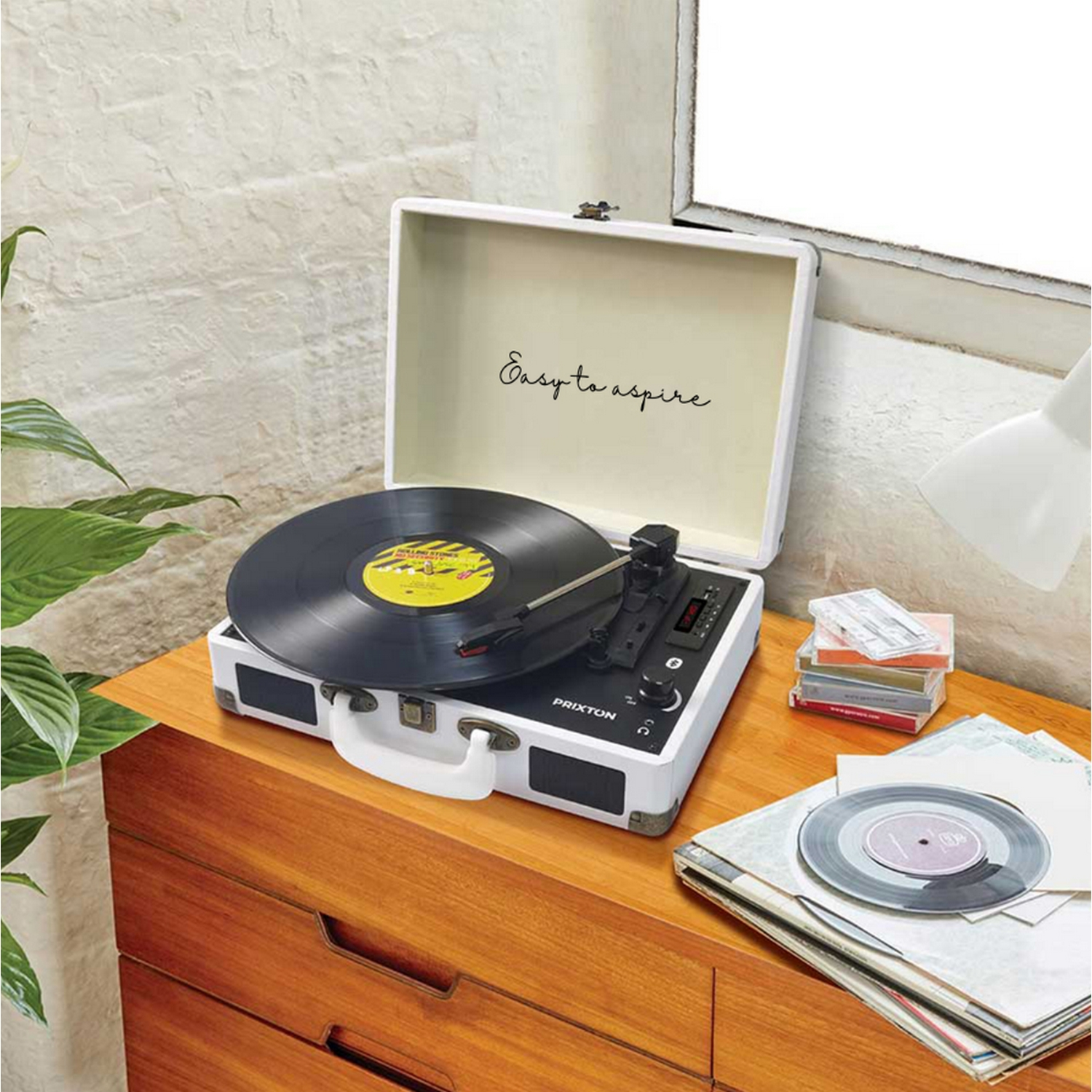 Tocadiscos vintage con un disco reproduciéndose sobre una mesa de madera.