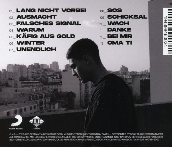 Mann im Profil vor Stadtsilhouette und Trackliste.