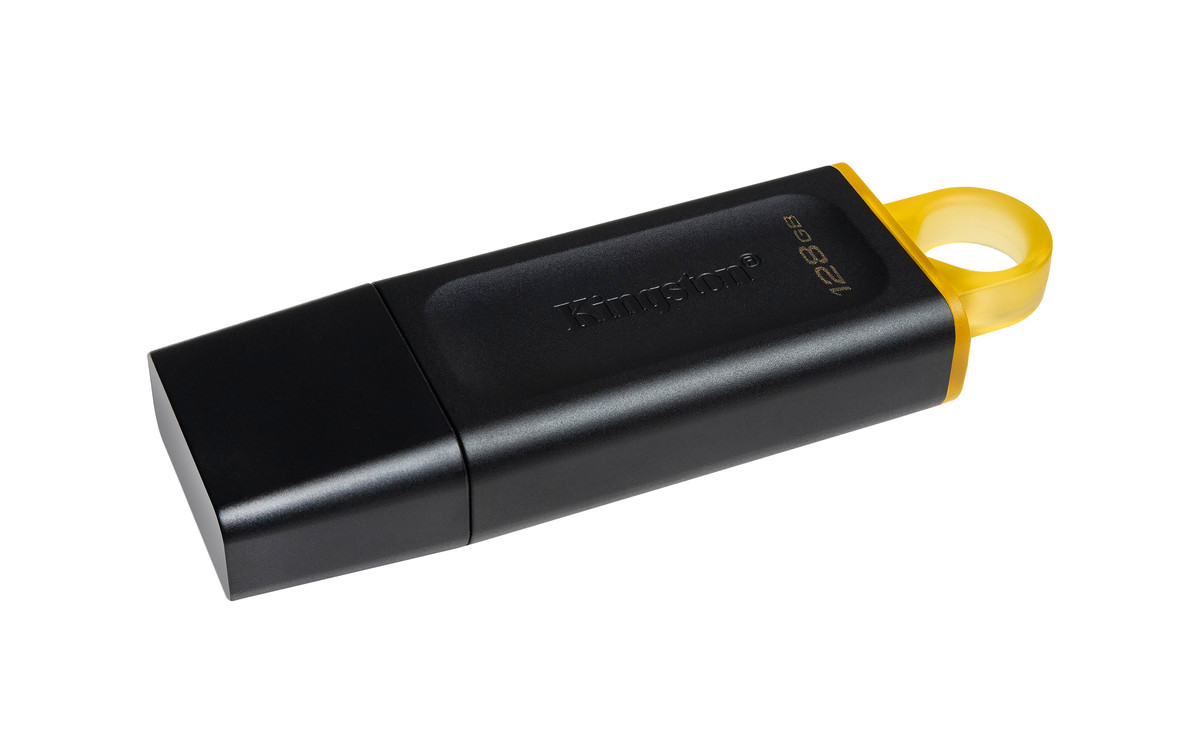 Uç kısmında sarı bir halka bulunan siyah bir Kingston USB sürücüsü. Beyaz bir arka plan üzerinde. Kapasitesi 128 GB'dır.