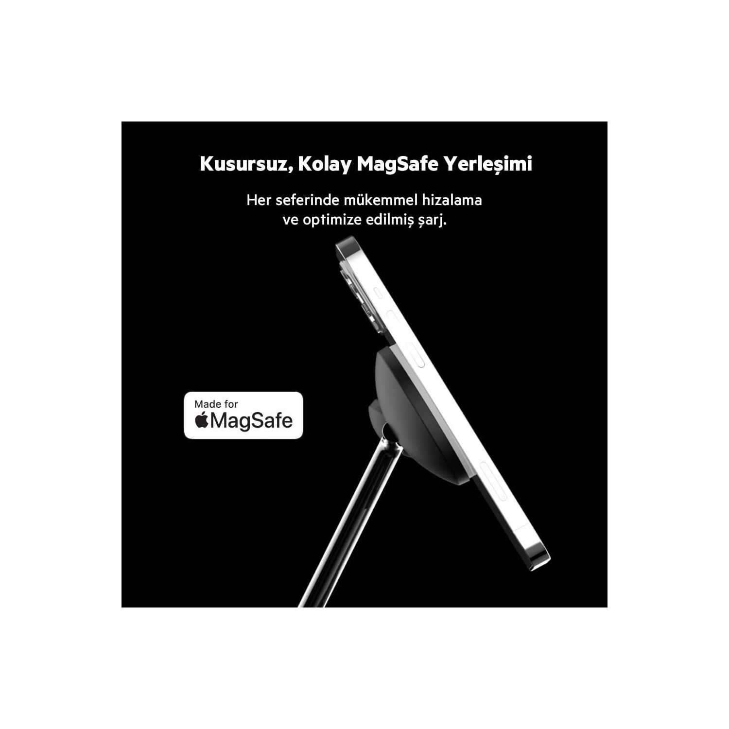 Siyah bir MagSafe standına takılı iPhone, hafifçe eğik, koyu bir arka plan üzerinde.