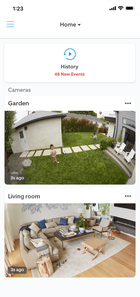 Smartphone scherm met een home security app met camera feeds.