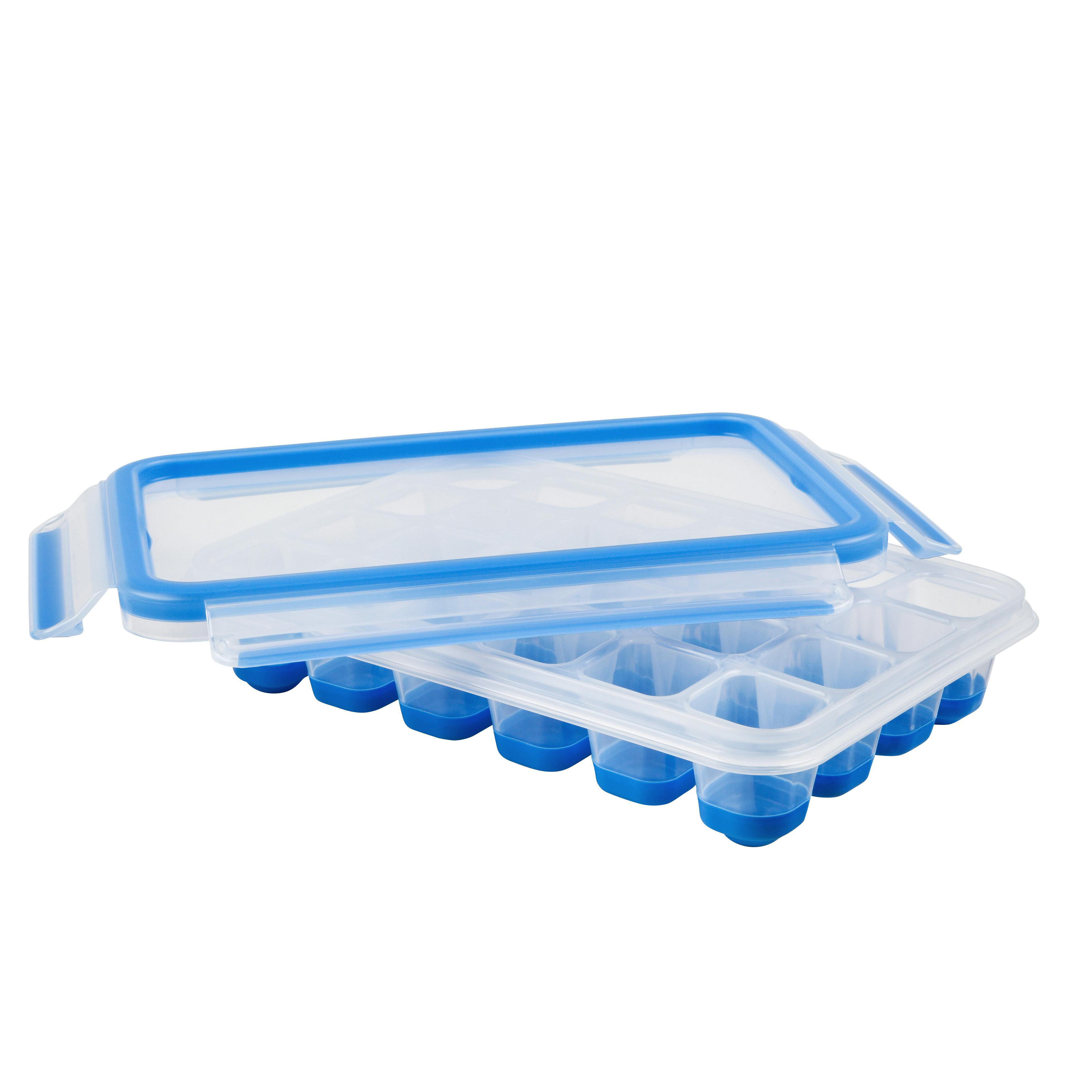 Transparenter Eiswürfelbehälter, blauer Rand, Deckel offen, mit Würfeln gefüllt.