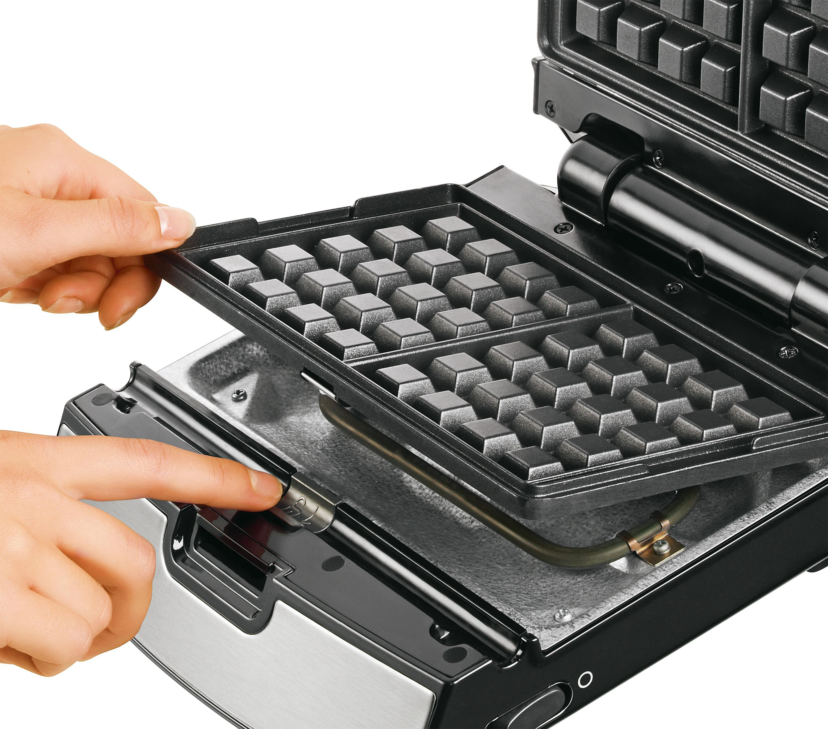 Hände, die eine Waffeleisenplatte halten. Schwarzes Waffeleisen auf weißem Hintergrund.
