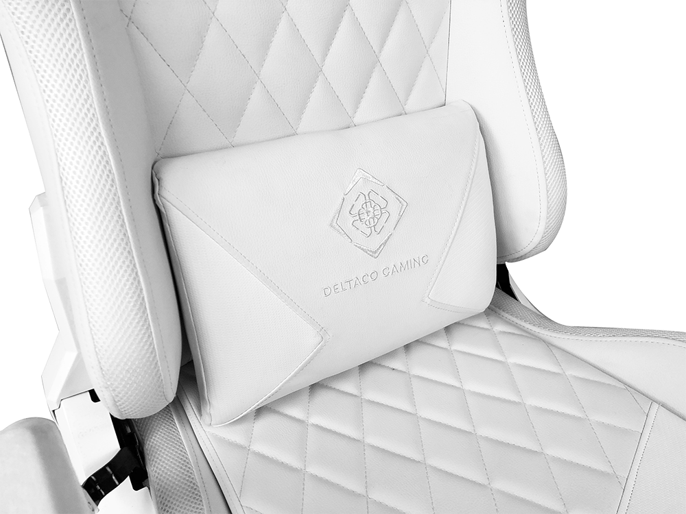 Dossier de chaise de jeu blanc avec logo et motif en losanges. Fond blanc.