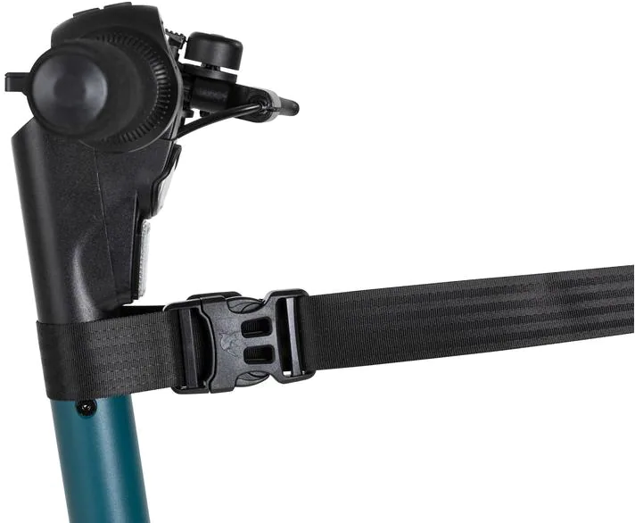 Primo piano del manubrio nero e del cinturino nero con fibbia di uno scooter elettrico.