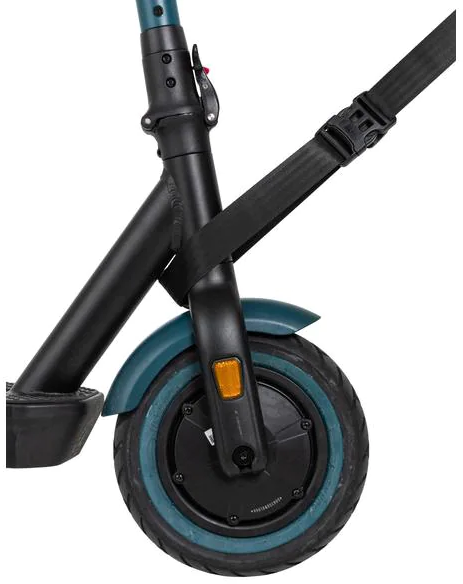Primo piano della sezione anteriore di uno scooter elettrico, che mostra la ruota, il parafango e la cinghia.