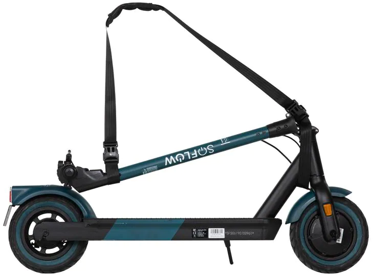 Scooter elettrico turchese con dettagli neri, piegato per il trasporto, con cinghia.