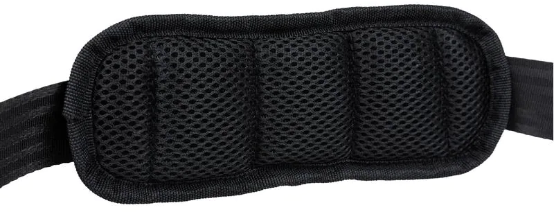 Imbottitura per tracolla nera con texture a rete, progettata per comfort e supporto.