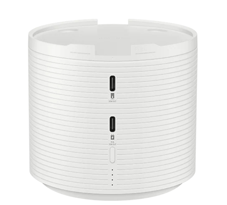 Weißer zylindrischer Power-Hub mit Anschlüssen und Anzeigen, weißer Hintergrund.