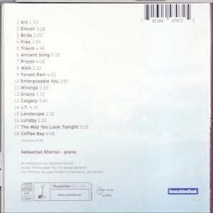Rückseite einer CD mit Titelliste und Credits. Enthält Logo und Text auf weißem Hintergrund.