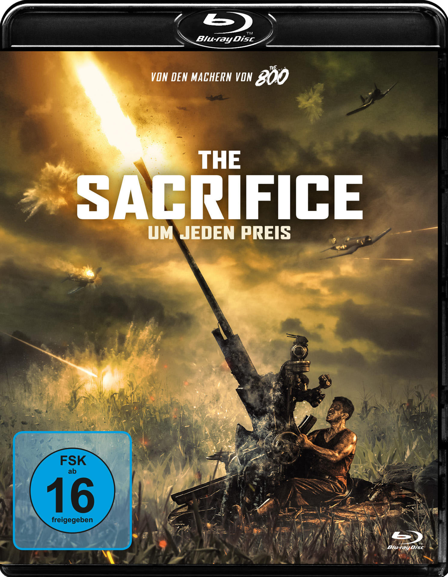 Blu-ray-Cover des Films 'The Sacrifice' mit einem Soldaten, der eine Kanone auf den Himmel richtet, mit brennendem Hintergrund.