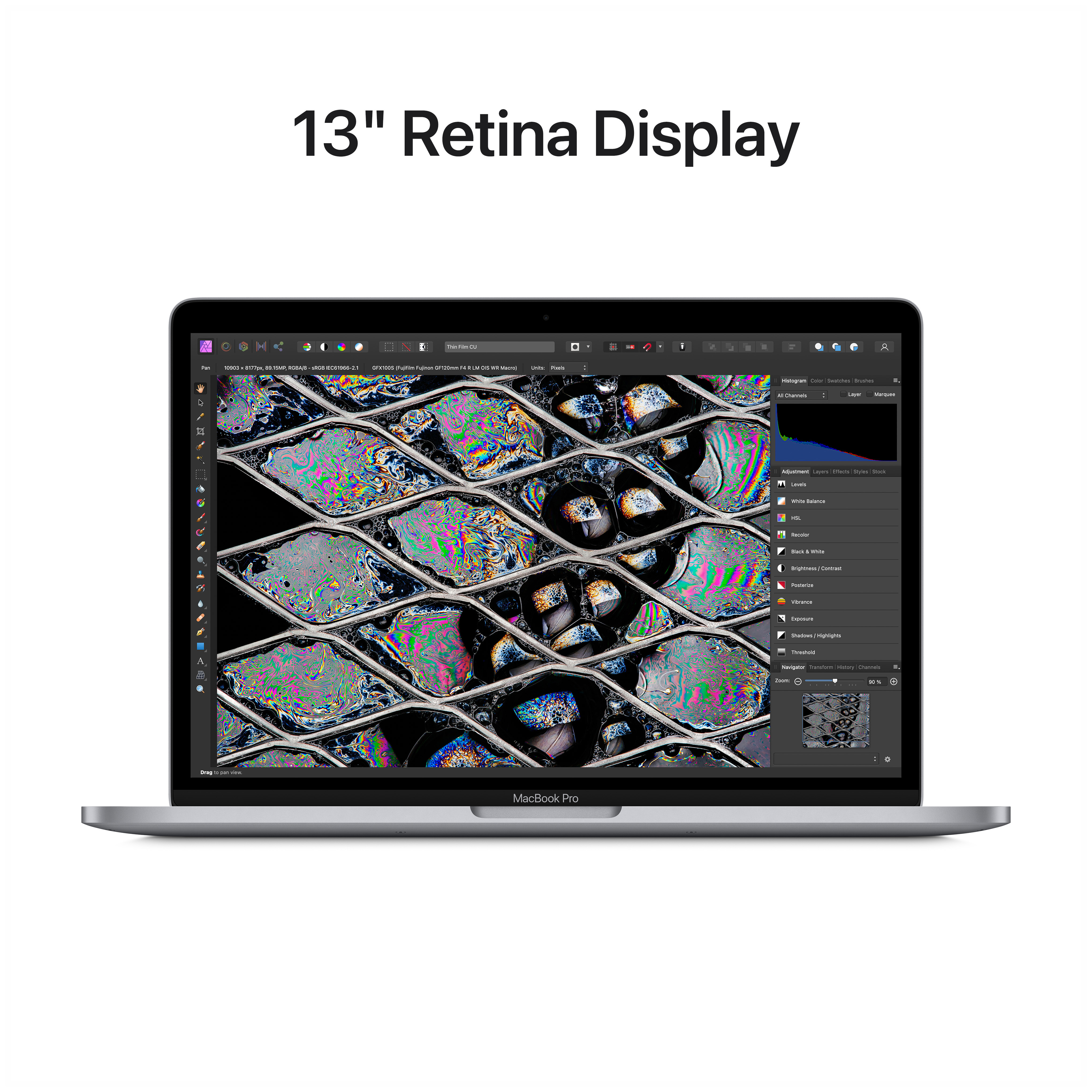Silbernes MacBook Pro mit 13" Retina-Display, Bildschirm zeigt ein abstraktes Bild.
