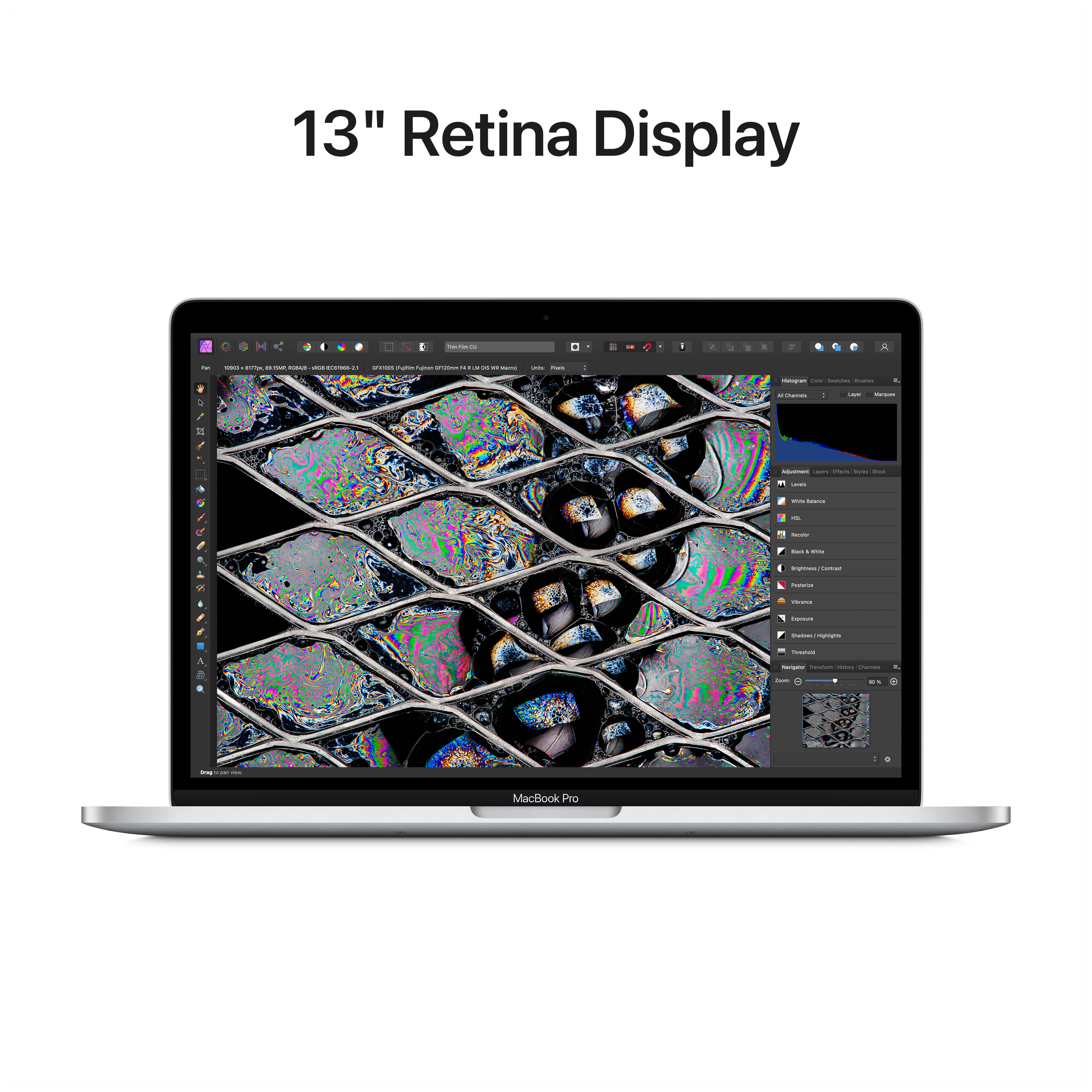 Silbernes MacBook Pro mit 13" Retina-Display. Der Bildschirm zeigt eine komplexe Grafik.