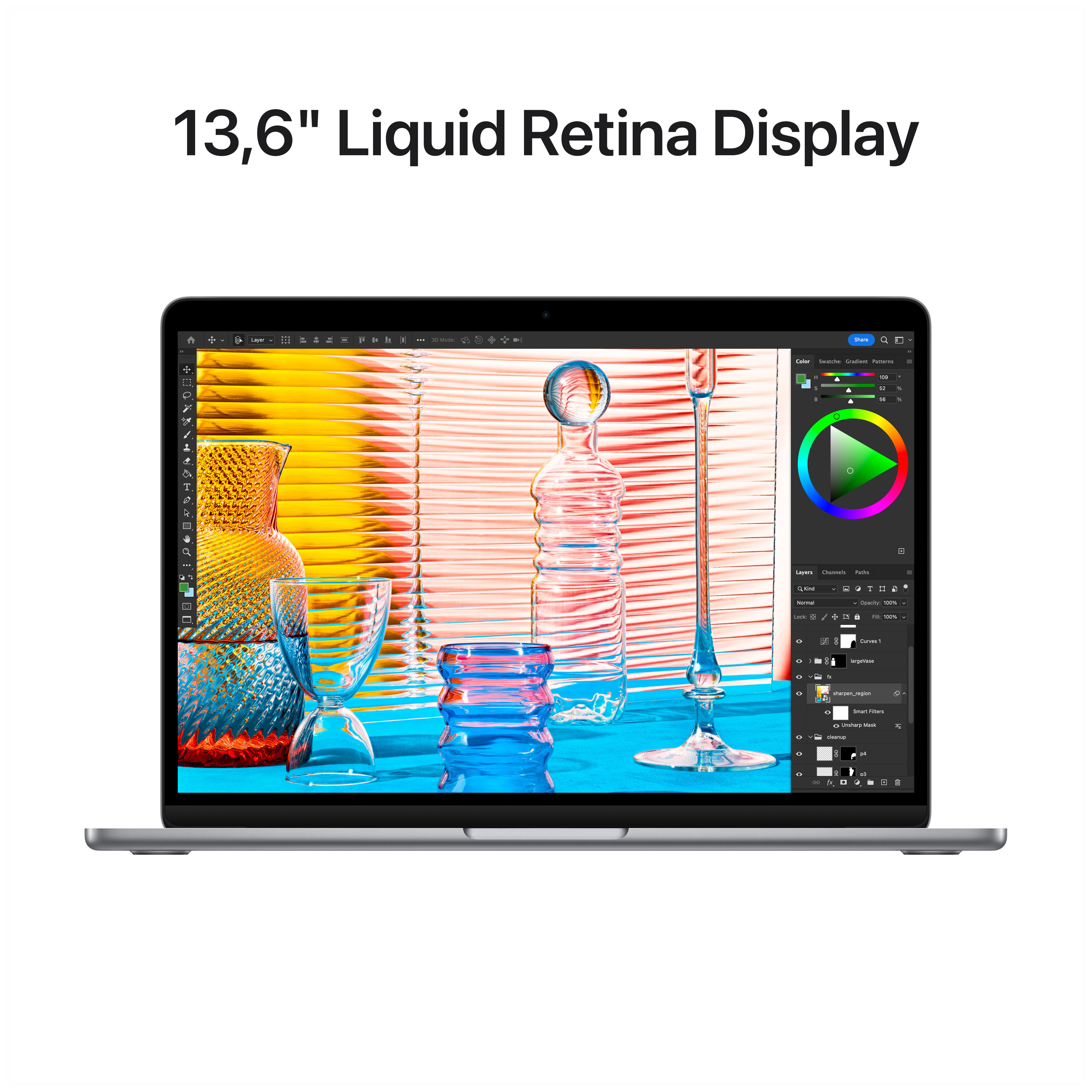 Laptop mit einem Bildschirm, der Designsoftware anzeigt, mit Glasflaschen und farbenfrohem Hintergrund.