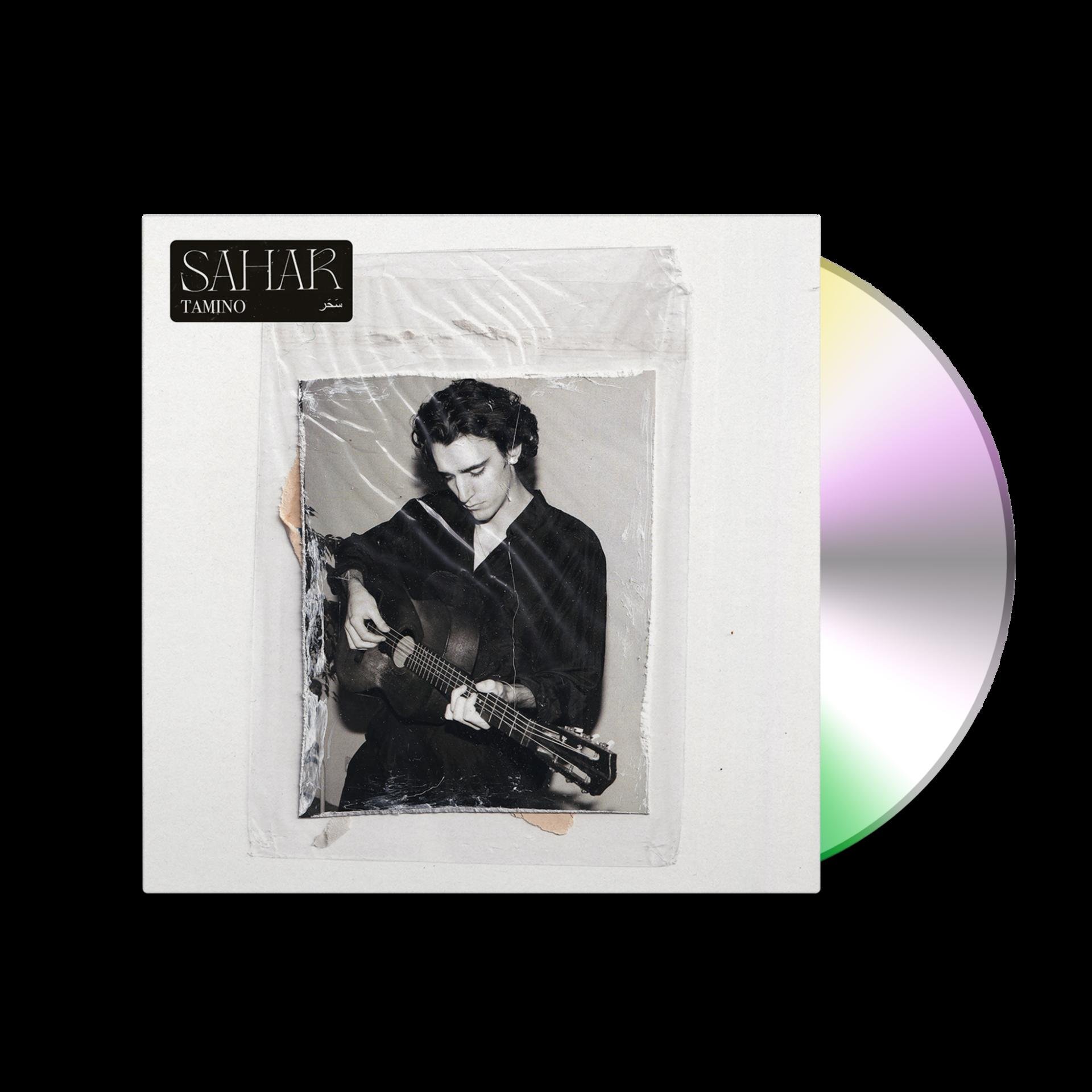 Ein Schwarz-Weiß-Foto eines Mannes mit Gitarre und CD.