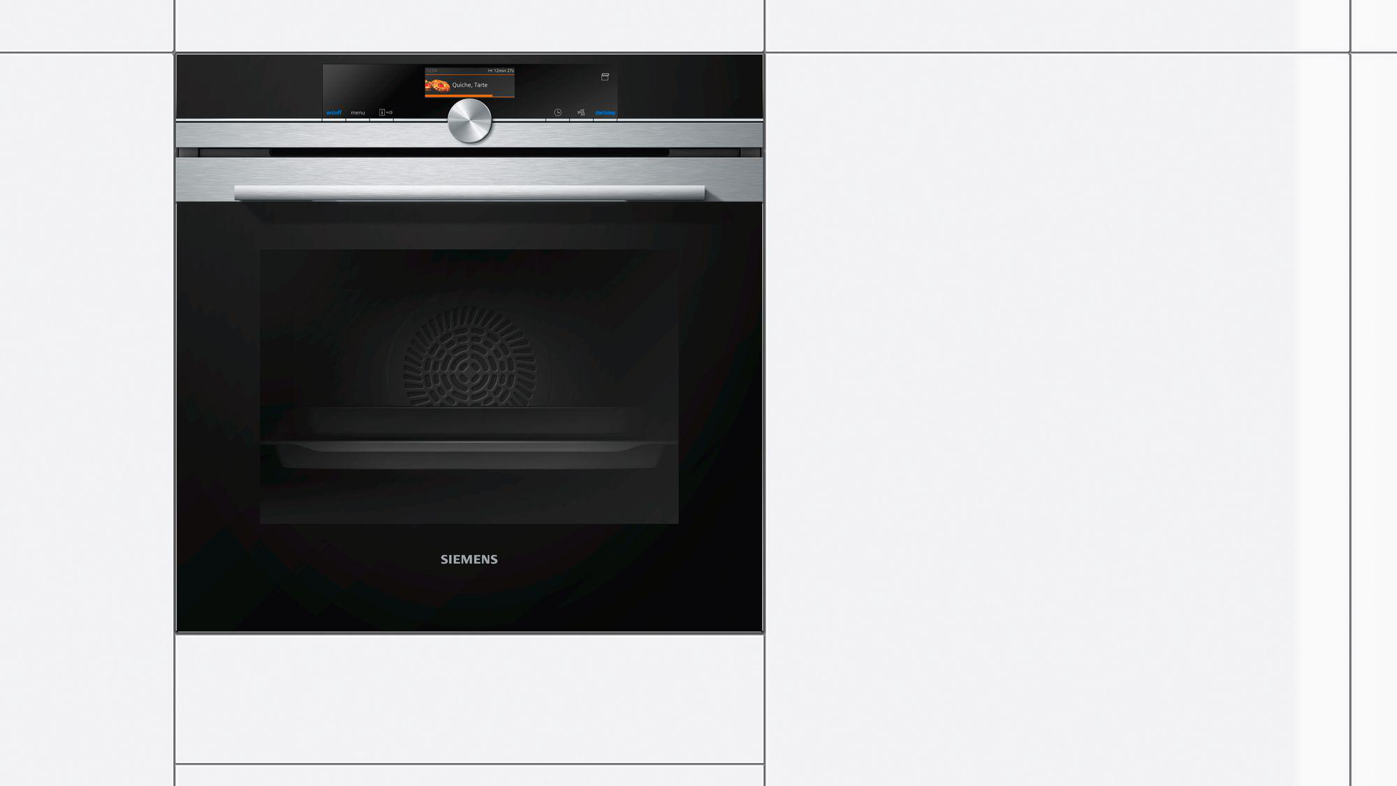 Ein schwarzer Einbaubackofen mit Bildschirm und silbernen Akzenten. Siemens-Logo sichtbar.